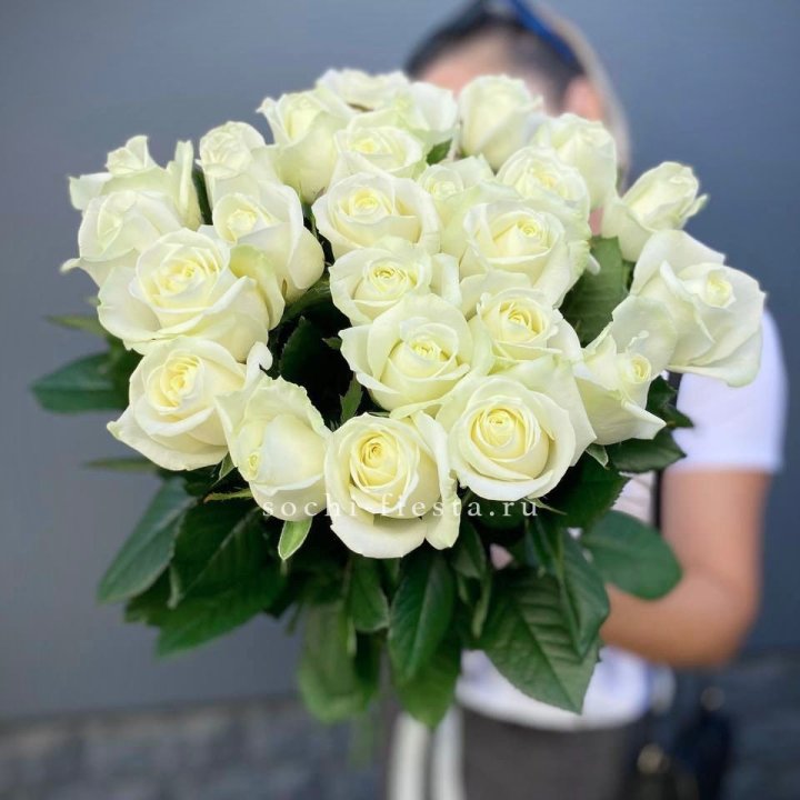 Голландские розы белые 25 с доставкой в Санкт-Петербурге