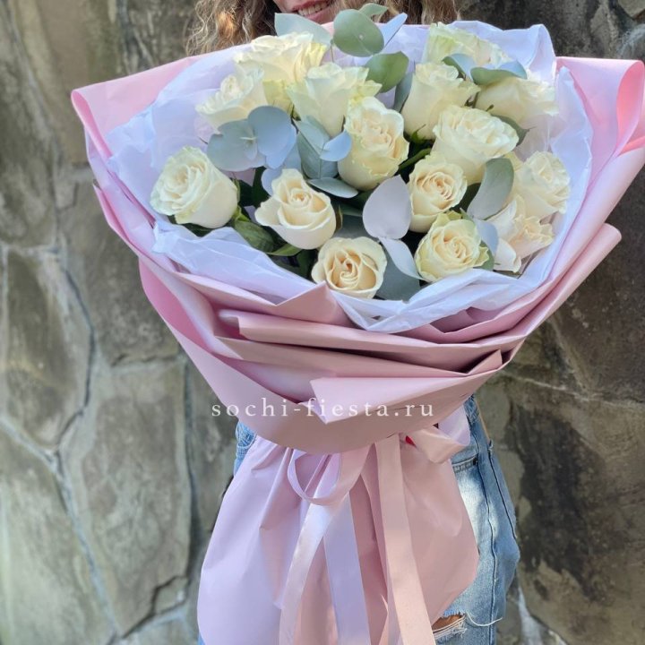 Белые розы в авторском оформлении с доставкой в Санкт-Петербурге