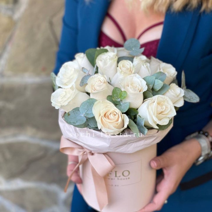 Цилиндр из белых роз в Санкт-Петербурге