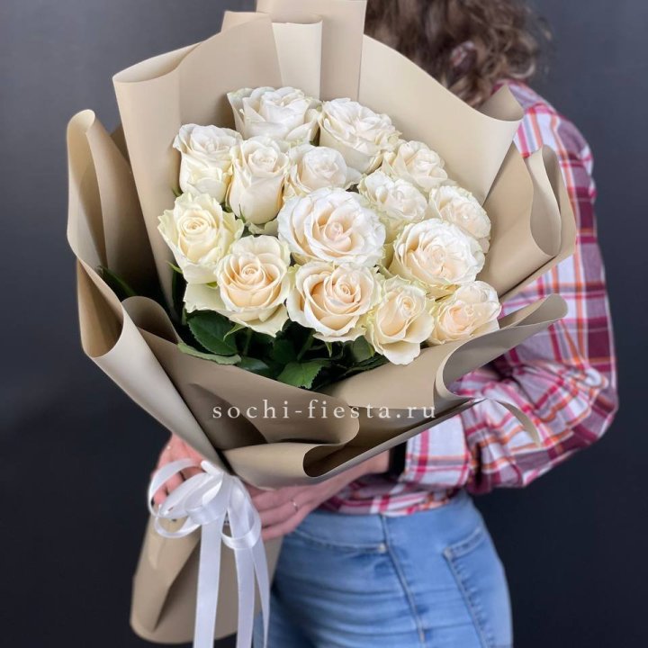 15 белых роз кофе в Санкт-Петербурге