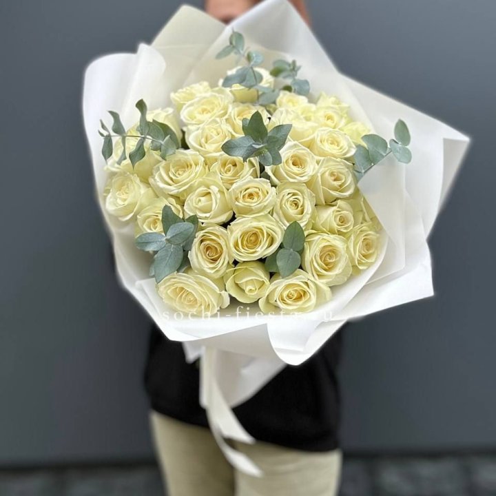 31 белая роза с эвкалиптом в Санкт-Петербурге