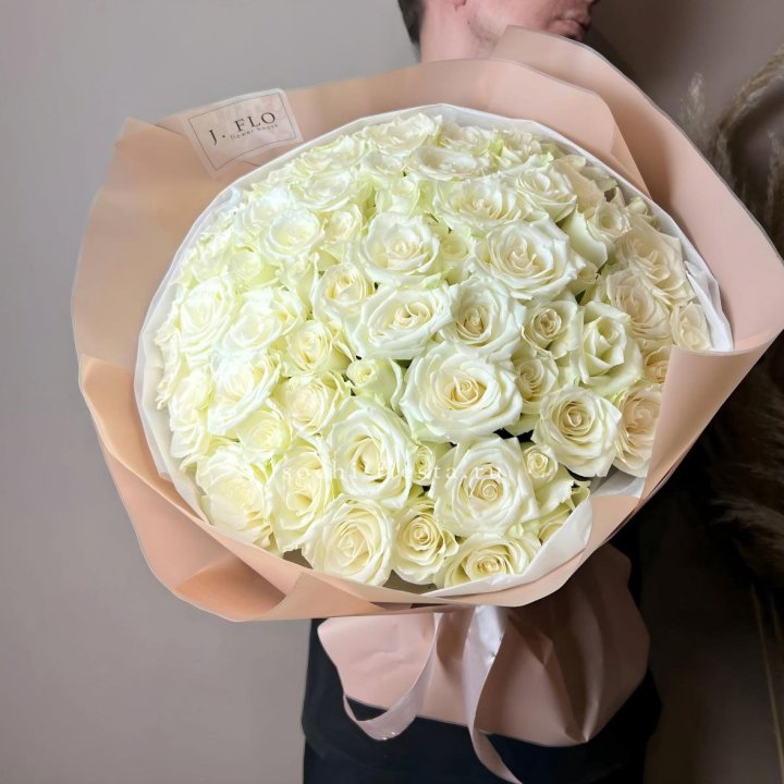 51 белая  роза в оформлении в Санкт-Петербурге