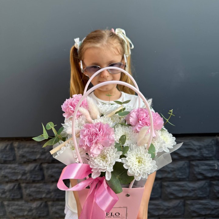 Сумочка из стойких хризантем и диантуса в Санкт-Петербурге