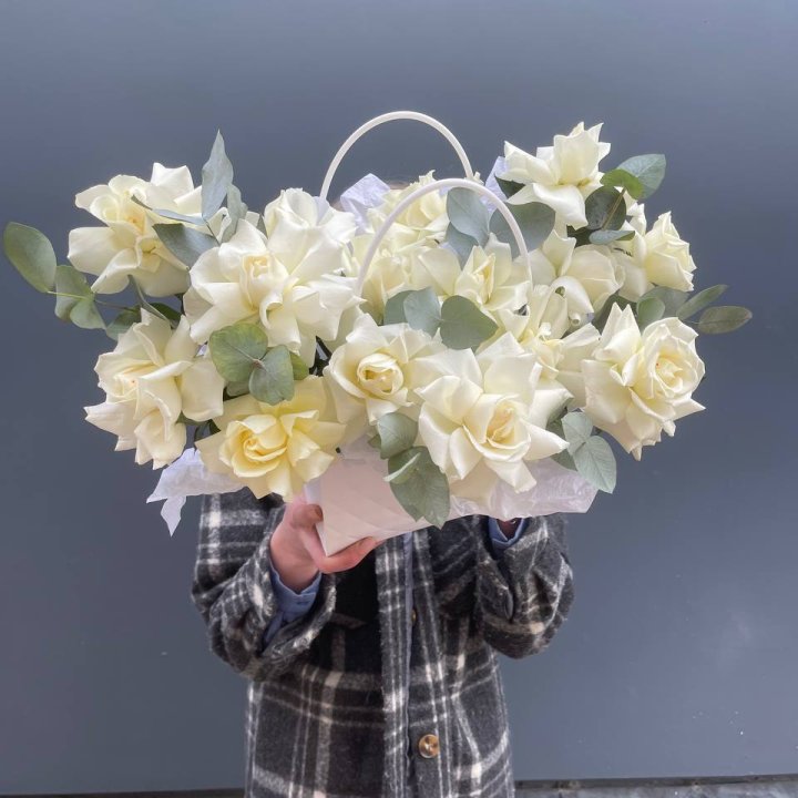 15 белых роз в сумочке в Санкт-Петербурге