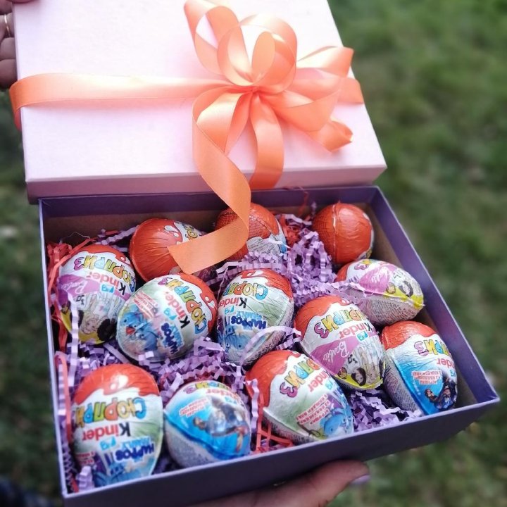 Коробка с киндерами в Санкт-Петербурге