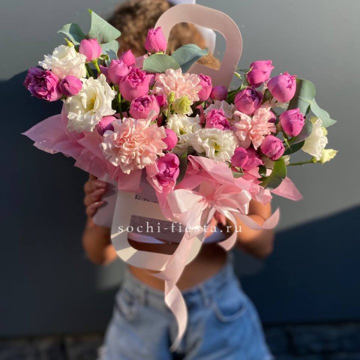 Сумочка с кустовой розой и диантусами в Санкт-Петербурге