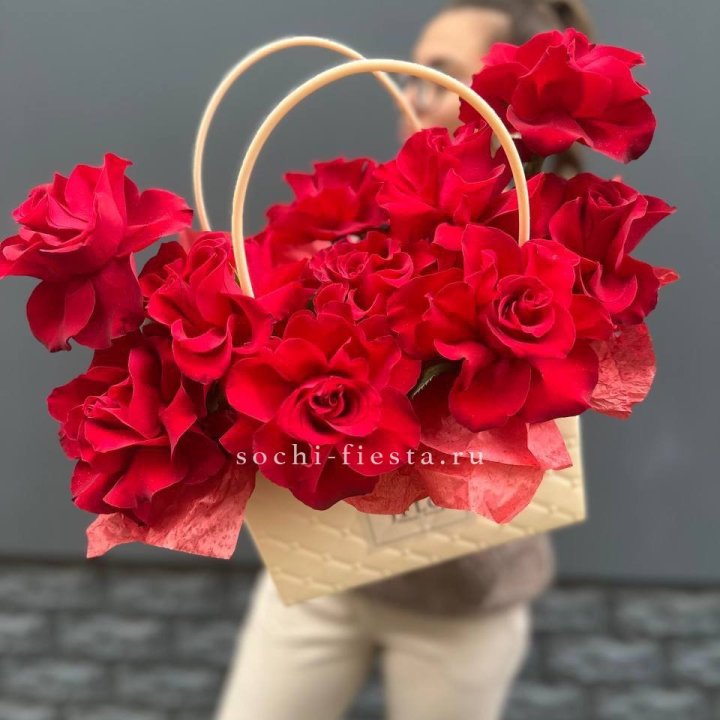 Французские розы в сумочке в Санкт-Петербурге