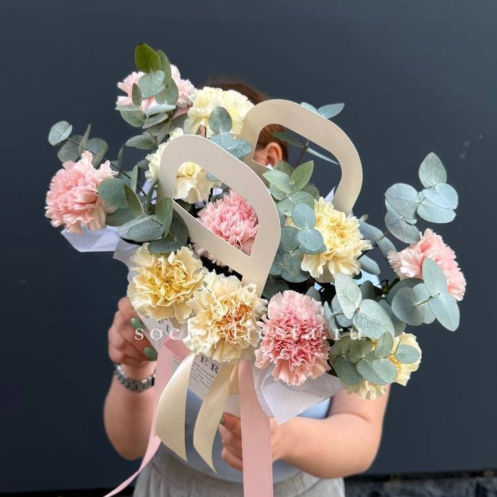 Сумочка из диантусов в Санкт-Петербурге