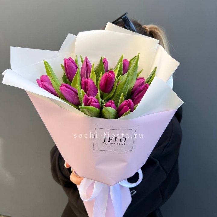 15 пурпурных тюльпанов в Санкт-Петербурге