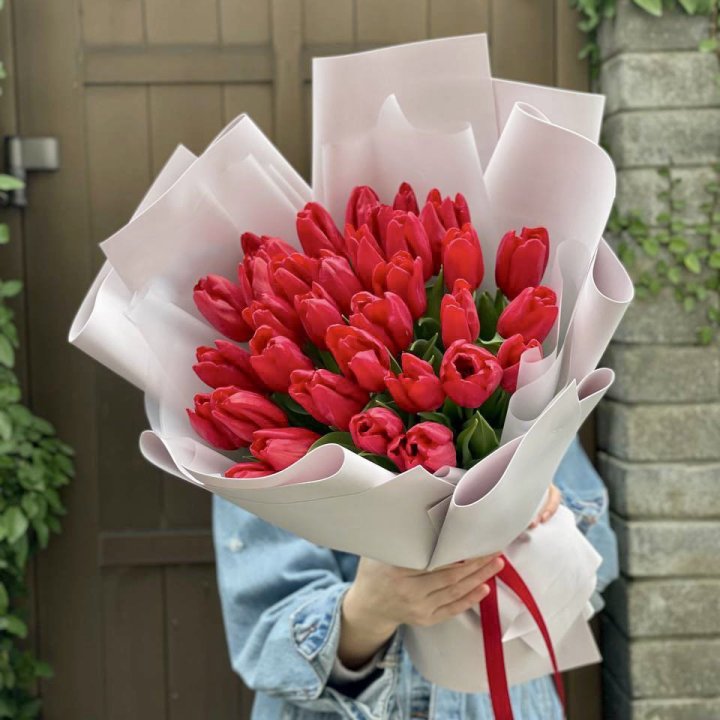 35 красных тюльпанов в Санкт-Петербурге